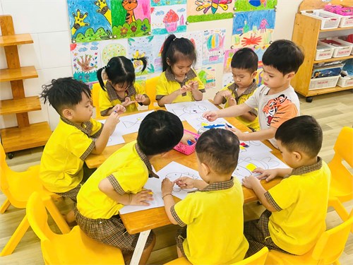 Các bé lớp Mầm 1 trong hoạt động tạo hình.
